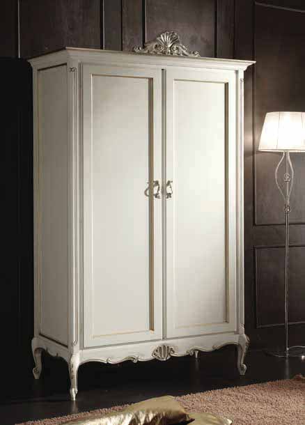 Zweitüriger Barockschrank in Antikweiß mit geschwungenen Beinen, ornamentierten Zierleisten und silberfarbenen Details