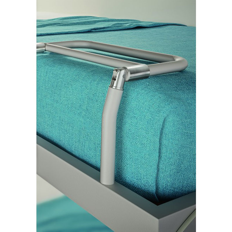 Schrankbett KAY DUO – klappbarer Seitenschutz am Etagenbett - Hantermann - Der Hotelausstatter Teal upholstered bed with a silver metal guard rail along the side of the mattress.