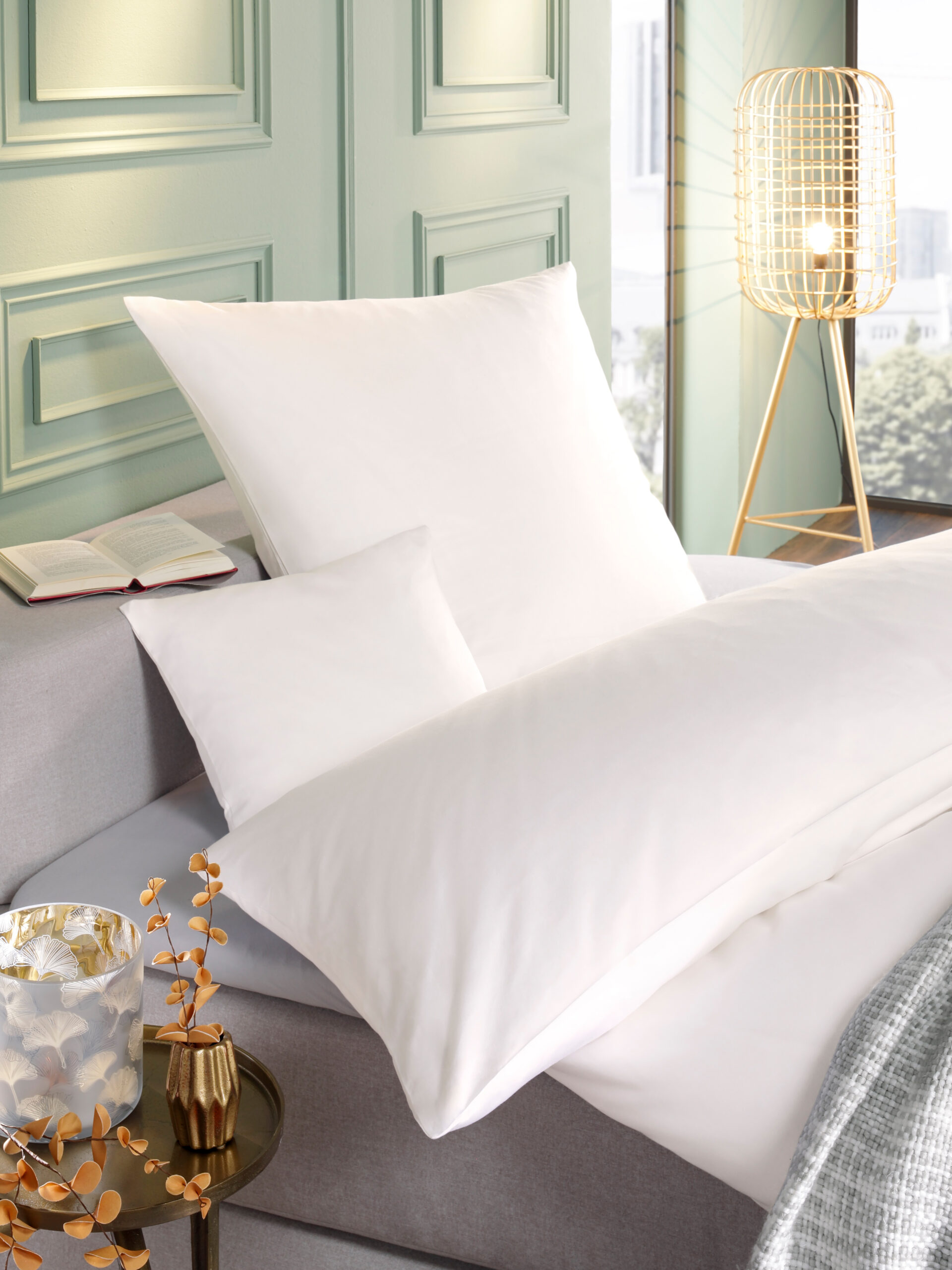 5 STERNE EDELSATIN Bettwäsche – weiße Premium-Bettwäsche im Luxus-Hotellook - Hantermann - Der Hotelausstatter 5 STERNE EDELSATIN Bettwäsche in Weiß auf Boxspringbett, mit Kissen und Decke in modernem Hotelzimmerambiente