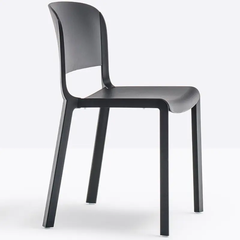 DOME 260 von Pedrali: Schwarzer Kunststoffstuhl mit durchgehender Rückenlehne und leicht geschwungener Sitzfläche, minimalistisches stapelbares Design für Gastronomie, Kantine, Bistro und moderne Hotelbereiche.