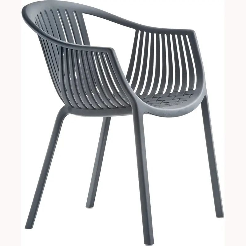 Tatami 306 von Pedrali: Grauer Outdoor-Armlehnstuhl mit durchbrochener, umlaufender Rückenlehne aus Kunststoff, modernes Schalen-Design für Terrasse, Garten, Poolbereich, Restaurant und Hotel.