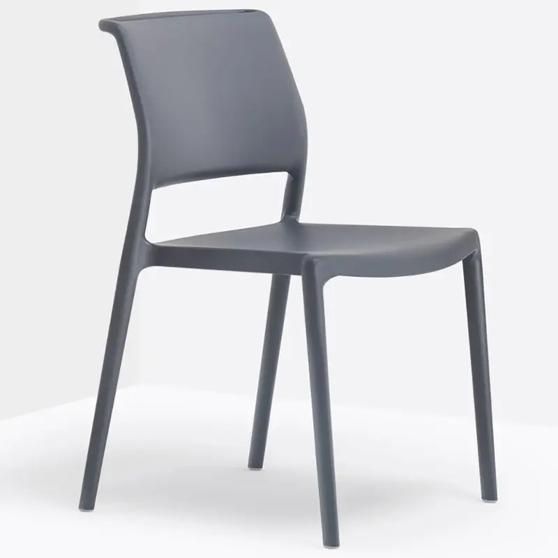 Stapelbarer Kunststoffstuhl ARA 310 von Pedrali in Dunkelgrau mit durchgehender Rückenlehne und schmaler Öffnung im Lendenbereich, modernes minimalistisches Design für Gastronomie, Kantine, Terrasse und Hotel.