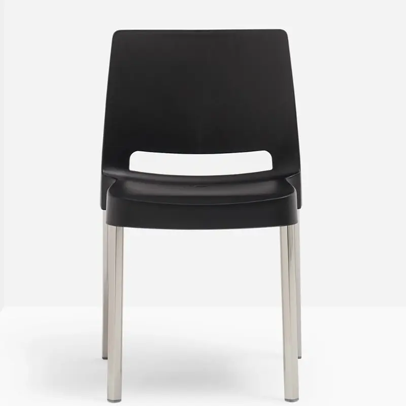 JOI 870 von Pedrali: Schwarzer Kunststoffstuhl mit rechteckiger Rückenlehne und Aussparung im Lendenbereich, gebürstete Metallbeine, moderner stapelbarer Gastronomie- und Kantinenstuhl für Innen- und Außenbereiche.