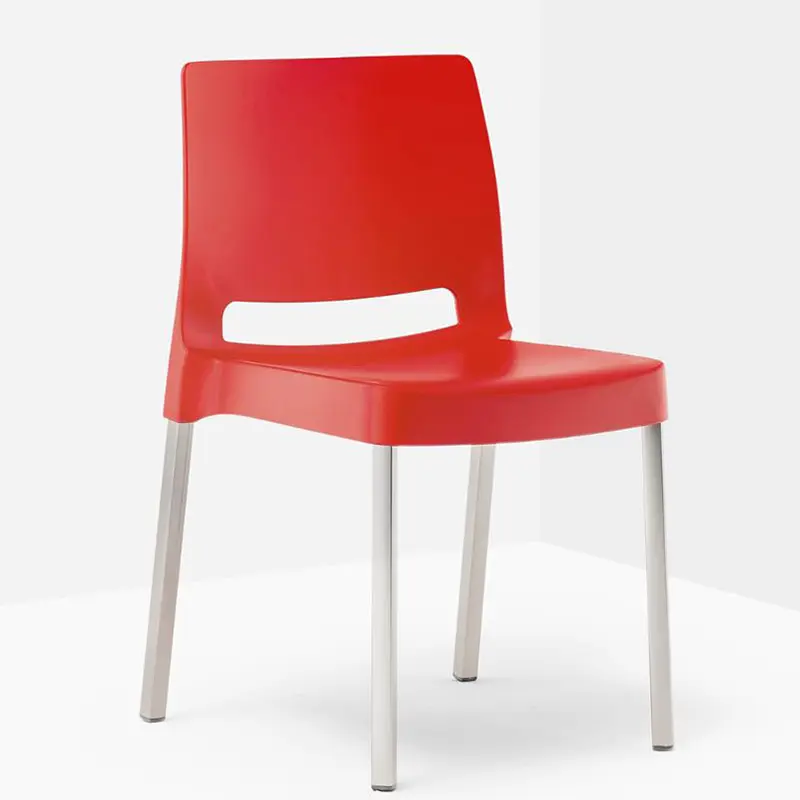 JOI 870 von Pedrali: Roter Kunststoffstuhl mit rechteckiger Rückenlehne und Aussparung im Lendenbereich, gebürstete Metallbeine, moderner stapelbarer Gastronomie- und Kantinenstuhl für Innen- und Außenbereiche.