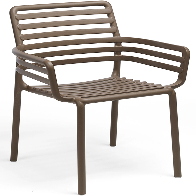 Nardi Doga 254 Outdoor‑Armlehnstuhl in Tabak mit lamellenförmigem Design aus wetterfestem, UV‑beständigem Fiberglas‑Polypropylen