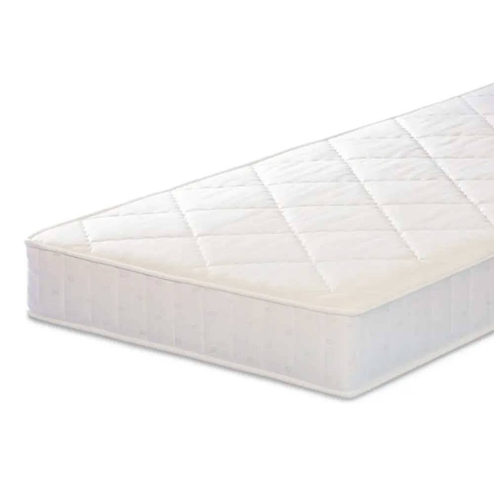 Das Bild zeigt eine einzelne Matratze mit einem weißen, gesteppten Bezug in Rautenmuster und umlaufender Kante. Details zur Darstellung Die Matratze wirkt hochwertig verarbeitet und besitzt eine gleichmäßige Steppung. Zu sehen ist der obere Teil und die Seitenfläche, die mit hellem Stoff und feinen Prägungen bezogen sind. Die Matratze liegt vor neutralem, weißem Hintergrund ohne sichtbare Dekoration oder Zusatzprodukte.