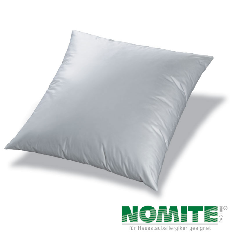 Das Bild zeigt ein Kopfkissen in der Größe 80 x 80 cm. • Form: Quadratisch • Farbe: Weiß (klassisches Kissen ohne sichtbares Muster oder Dekor) • Material: Außenbezug wirkt glatt und besteht aus 100% Baumwolle oder Mischgewebe, mit Daunen- oder Synthetikfüllung. • Besonderheit: Unten rechts ist das „NOMITE®“-Zeichen sichtbar. Dieses Gütesiegel bedeutet, dass das Kissen für Hausstauballergiker geeignet ist, da es mit einem besonders dichten Inlett ausgestattet ist, das das Eindringen von Milben verhindert.