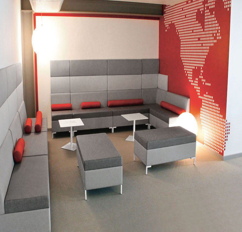 ABACO von Et al. – modulare Lounge-Landschaft mit hohen Rückenlehnen für Büro & Wartebereiche - Hantermann - Der Hotelausstatter Graue ABACO Sitzlandschaft von Et al. mit roten Akzentkissen, hohen Rückenlehnen, Ecksofa und Poufs in einer Bürolounge