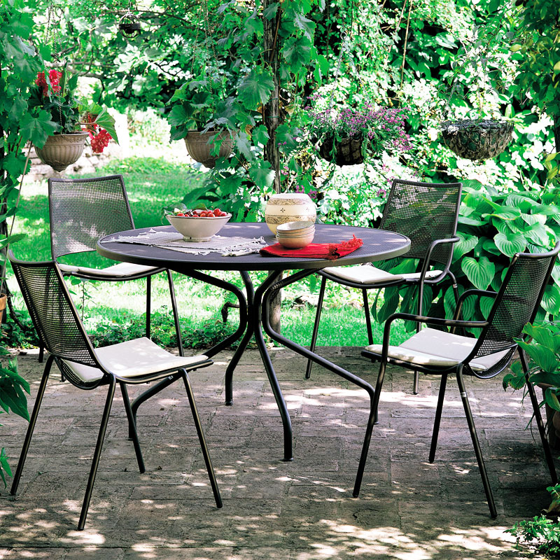 ALA 151 by EMU® – Outdoor-Stapelsessel für Garten und Terrasse - Hantermann - Der Hotelausstatter ALA 151 Outdoor-Stapelsessel von EMU® mit Sitzkissen an einem Gartentisch im Grünen