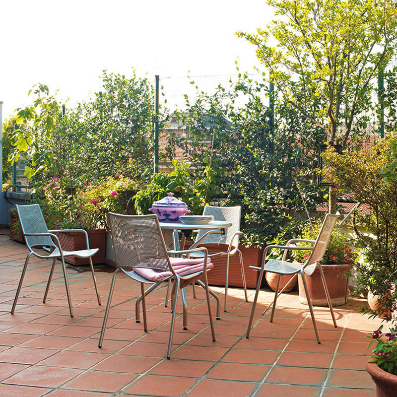 ALA 151 by EMU® – Outdoor-Stapelsessel für stilvolle Terrassen - Hantermann - Der Hotelausstatter ALA 151 Outdoor-Stapelsessel von EMU® als Terrassenbestuhlung in einem begrünten Außenbereich