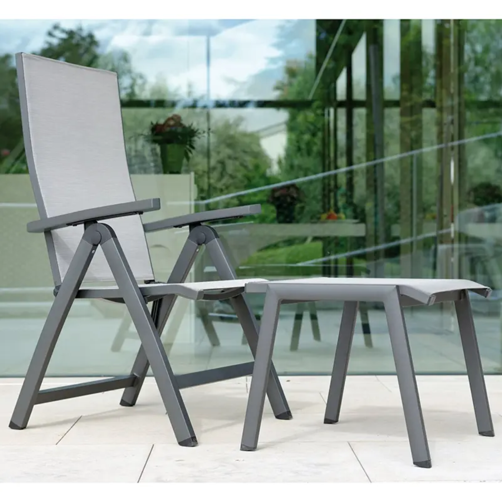 ALLROUND Stapelhocker von STERN® im Outdoor-Einsatz - Hantermann - Der Hotelausstatter ALLROUND Outdoor Stapelhocker von STERN® mit grauem Gestell und heller Sitzfläche auf moderner Terrasse