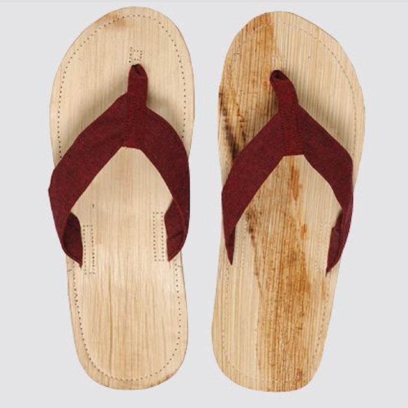 ARVELLA Comfort Palmblatt-Sandale mit natürlicher Palmblattsohle und bordeauxroten Stoffriemen in der Draufsicht