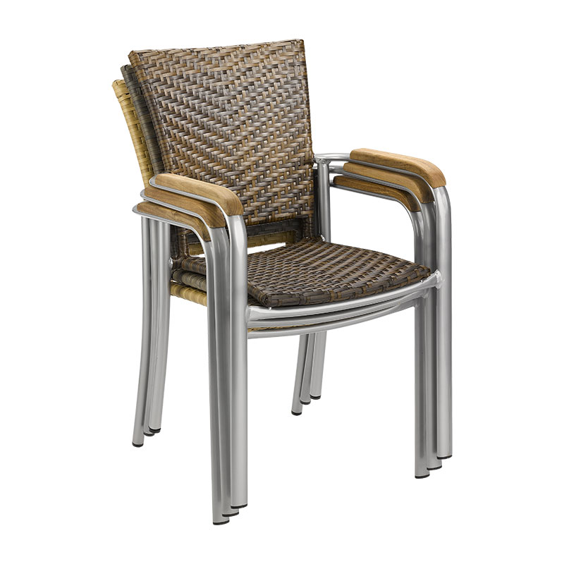 BAJA 3 Alu-Rattan Outdoor Stapelsessel in Stein-Grau mit geflochtener Sitzfläche und Rückenlehne, silberfarbenem Aluminiumgestell, geschwungenen Armlehnen mit Holzoptik und stapelbarer Konstruktion auf weißem Hintergrund