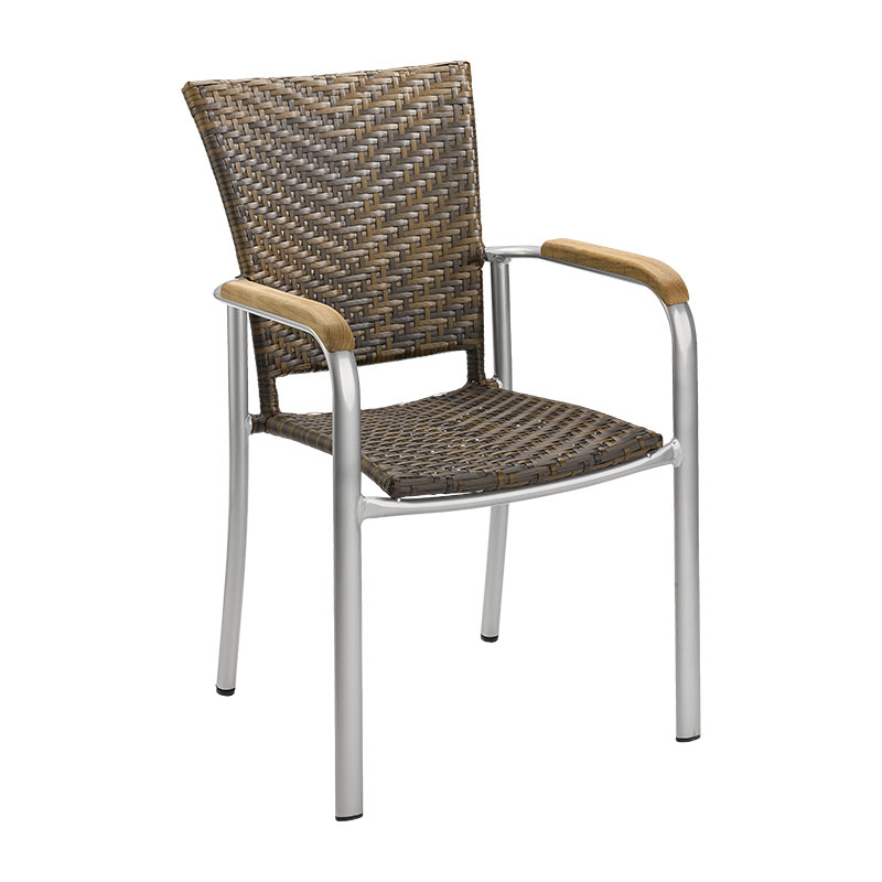 BAJA 3 Outdoor Stapelsessel – Braun-Graues Rattangeflecht - Hantermann - Der Hotelausstatter BAJA 3 Alu-Rattan Outdoor Stapelsessel mit braun-grauem Geflecht, silbernem Aluminiumgestell und Armlehnen in Holzoptik