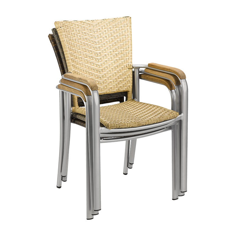 BAJA 3 Outdoor Stapelsessel – Naturfarbenes Rattangeflecht - Hantermann - Der Hotelausstatter BAJA 3 Alu-Rattan Outdoor Stapelsessel mit naturfarbenem Geflecht, silbernem Aluminiumgestell und Armlehnen in Holzoptik
