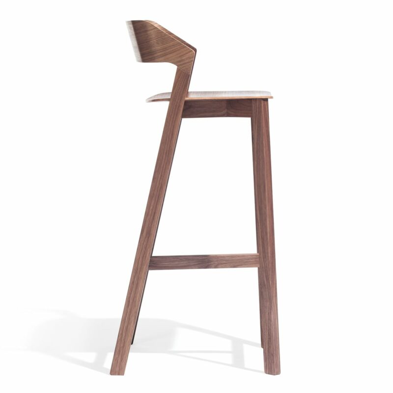 Merano Barhocker von TON, Holz-Barhocker mit geformter Sitz- und Rücken-Schale für Hotelbar und Restaurant