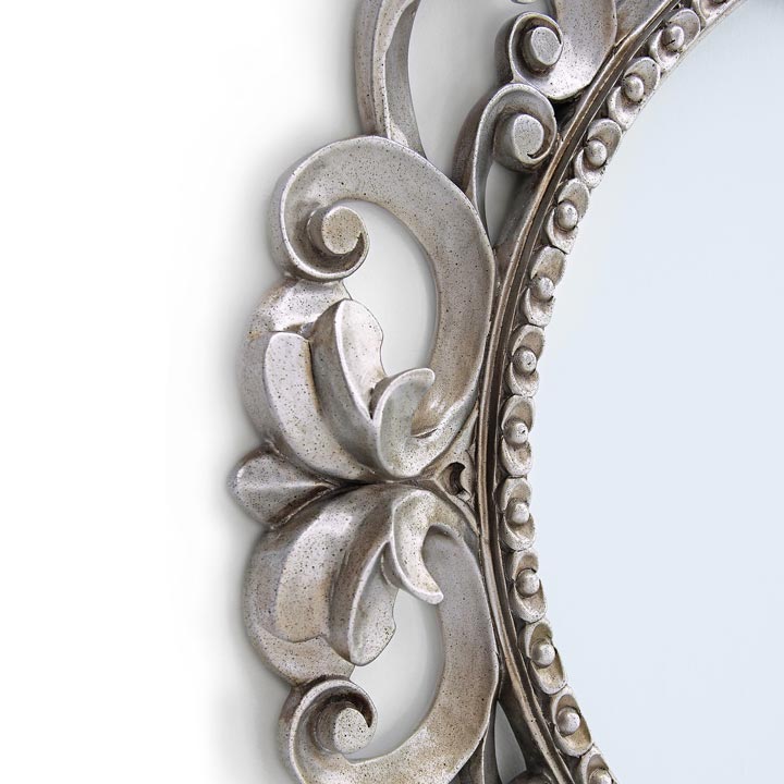 Detail des Barockspiegels AUGUSTA Nr. 24 mit antiksilbernem Rahmen, floraler Ornamentik und geschwungenen Verzierungen