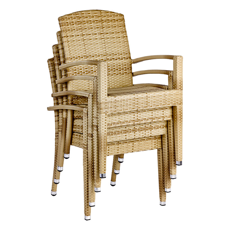 Beige-melierter Polyrattan Stapelsessel für die Gastronomie - Hantermann - Der Hotelausstatter Mehrere platzsparend übereinandergestapelte Polyrattan Outdoor-Armlehnstühle in Beige-Meliert mit hohen geflochtenen Rückenlehnen, geschwungenen Armlehnen, durchgehendem Rattangeflecht und silberfarbenen Fußkappen vor weißem Hintergrund
