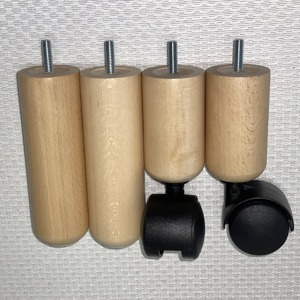 Das Bild zeigt vier zylindrische Möbel- bzw. Bettfüße aus hellem Holz, die oben mit einem Metallgewinde versehen sind. Die beiden rechten Füße sind jeweils mit einer schwarzen Kunststoffrolle ausgestattet, während die beiden linken Füße ohne Rollen sind. Die Anordnung der Füße erfolgt vor einem hell strukturierten Hintergrund, vermutlich einer Tapete. Diese Bettfüße dienen als Standfüße oder Rollen für ein Boxspringbett oder Möbel und ermöglichen eine flexible Kombination aus festem Stand und Mobilität.