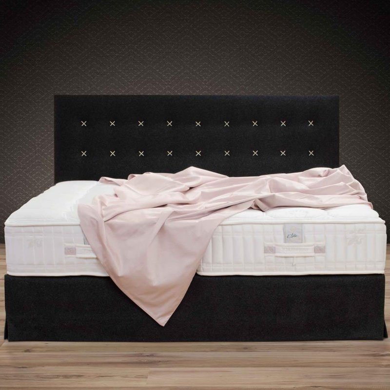 Boxspringbett ALICE von Elitebeds – modernes Design mit Schweizer Premium-Komfort - Hantermann - Der Hotelausstatter Boxspringbett ALICE von Elitebeds mit hohem, dunkel gepolstertem Kopfteil und weißer Elite-Matratze, locker drapierte Decke