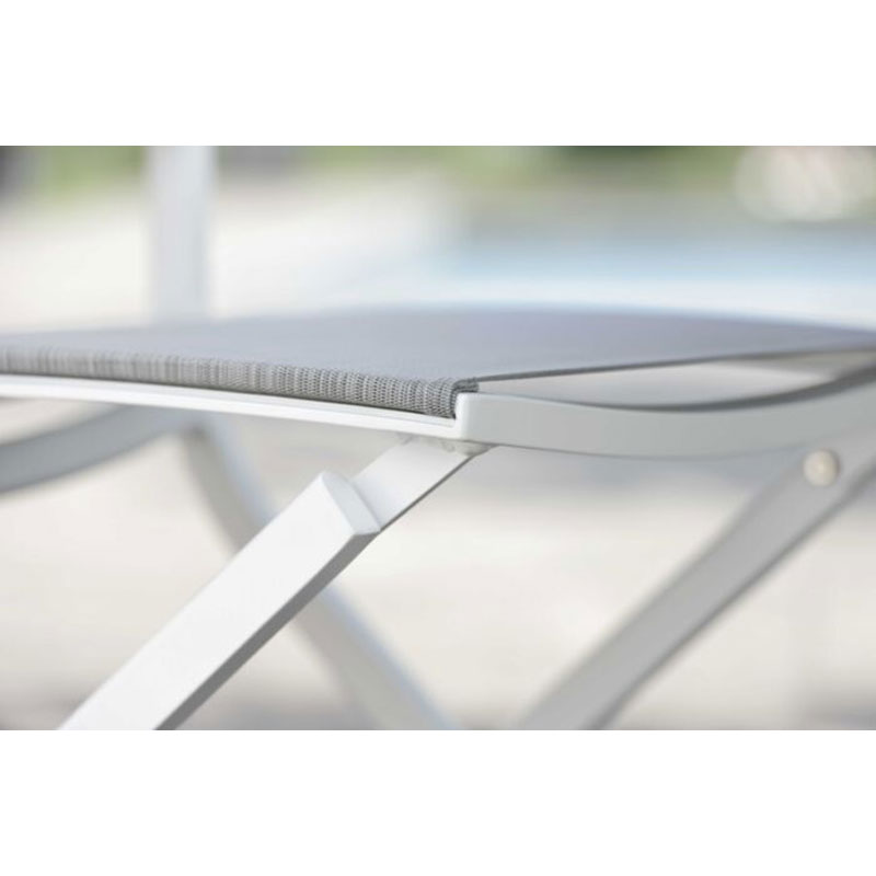 CAMILLO Balkonklappsessel – Detailansicht Sitzfläche - Hantermann - Der Hotelausstatter Detailansicht des CAMILLO Outdoor Balkonklappsessels von STERN® mit grauer Bespannung und hellem Gestell