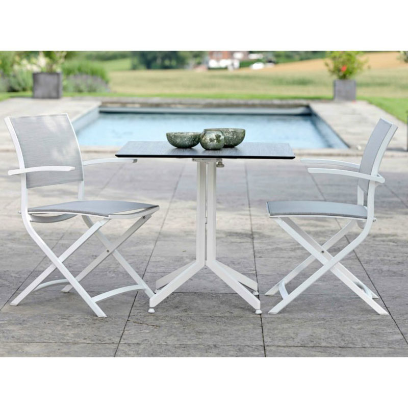 CAMILLO Balkonklappsessel im Outdoor-Ambiente bei einem Pool - Hantermann - Der Hotelausstatter Zwei CAMILLO Outdoor Balkonklappsessel von STERN® mit Tisch auf einer Terrasse am Pool