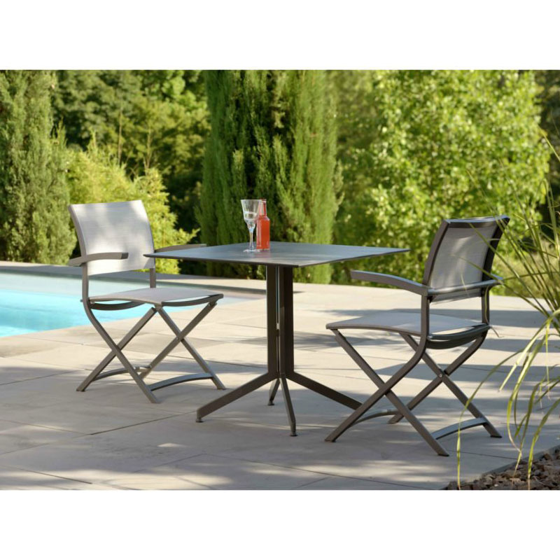 CAMILLO Balkonklappsessel im Outdoor-Ambiente - Hantermann - Der Hotelausstatter Zwei CAMILLO Outdoor Balkonklappsessel von STERN® mit Tisch auf einer Terrasse am Pool
