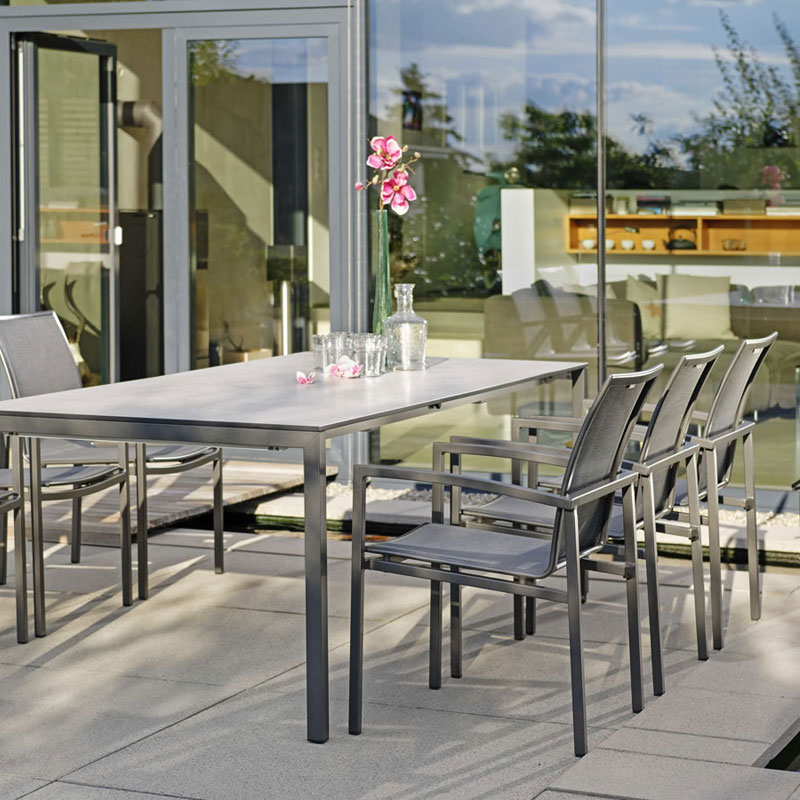 CARDIFF Outdoor Stapelsessel von STERN® mit Gartentisch auf einer modernen Terrasse