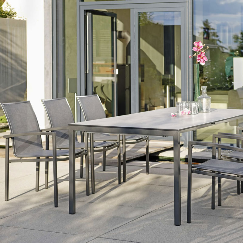 CARDIFF Outdoor Stapelsessel im Terrassenbereich - Hantermann - Der Hotelausstatter CARDIFF Outdoor Stapelsessel von STERN® mit modernem Gartentisch auf einer stilvollen Terrasse