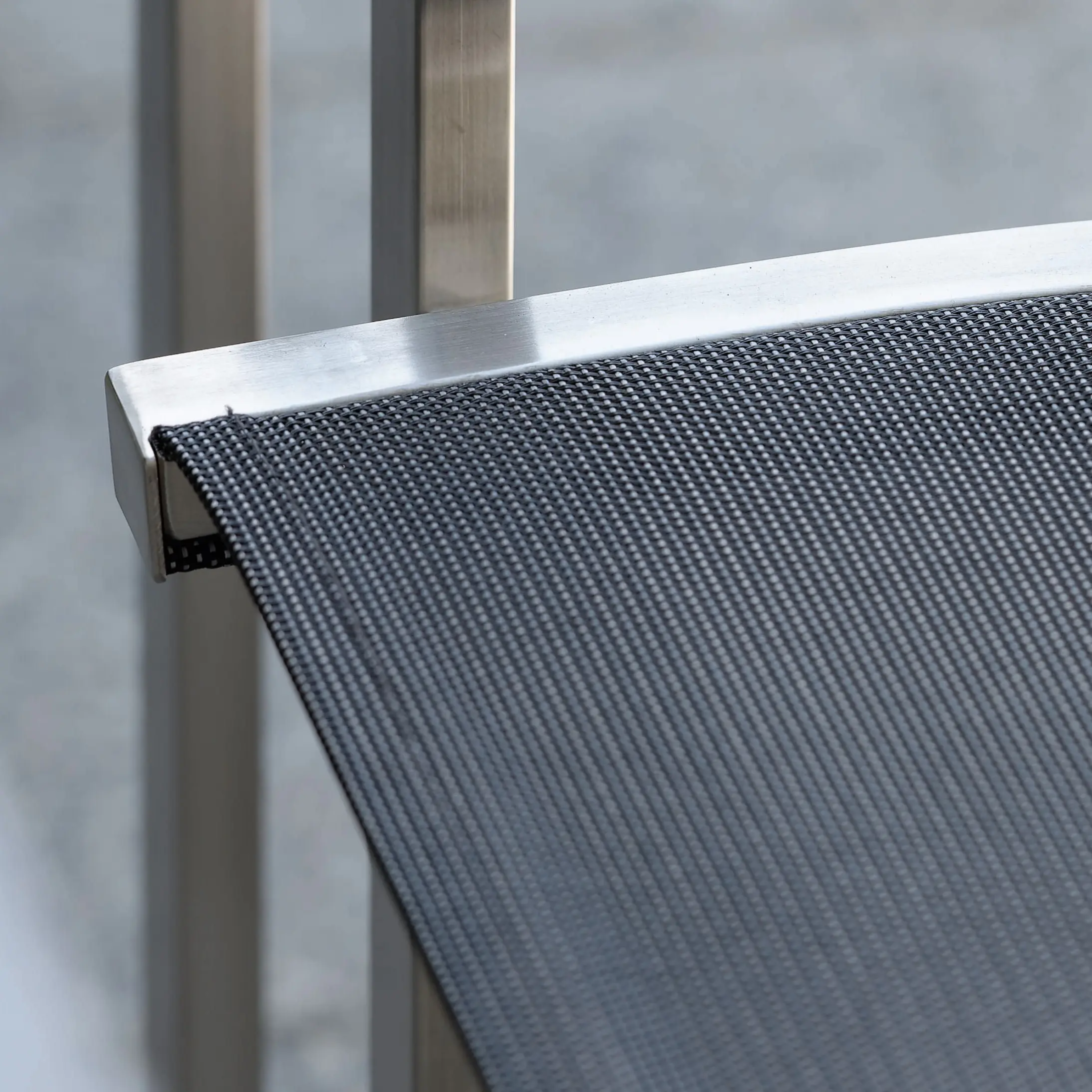 CARDIFF Outdoor-Stapelsessel von STERN® – Detailansicht von Edelstahlrahmen und Textilenbezug - Hantermann - Der Hotelausstatter Detailansicht des CARDIFF Stapelsessels von STERN® mit silbergrauem Textilenbezug und Edelstahlrahmen der Güteklasse 304