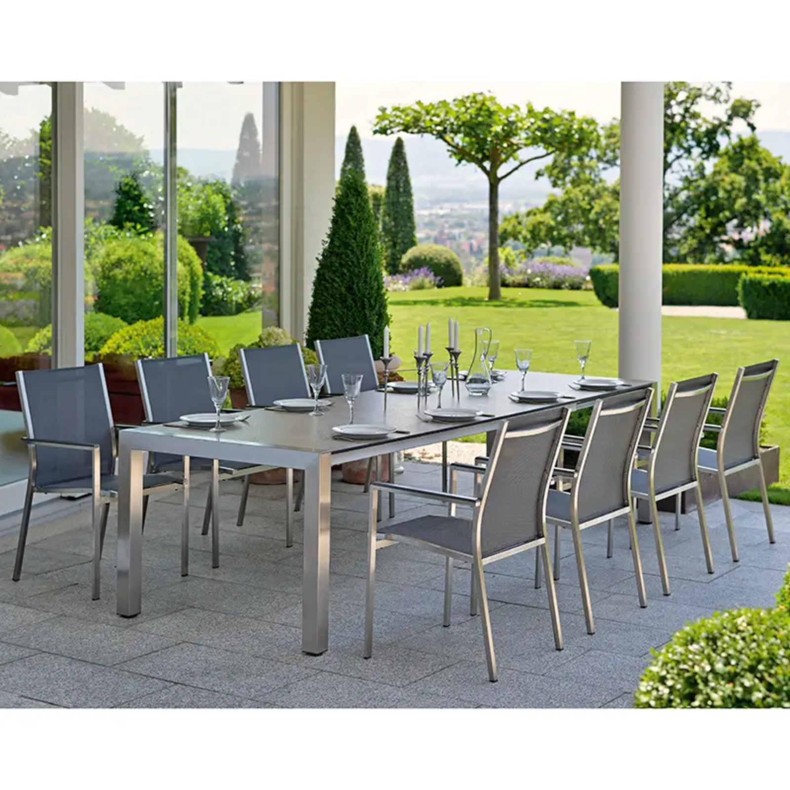 CARDIFF Outdoor-Stapelsessel von STERN® – elegante Terrassenbestuhlung aus Edelstahl & Textilen - Hantermann - Der Hotelausstatter CARDIFF Outdoor-Stapelsessel von STERN® mit silbergrauem Textilenbezug an einem großen Edelstahl-Esstisch auf überdachter Terrasse
