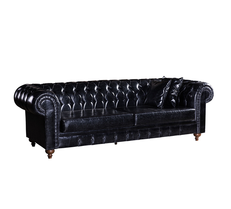 Chesterfield Sofa – klassische schwarze Ledercouch im Hotel-Loungestil - Hantermann - Der Hotelausstatter Klassisches schwarzes Chesterfield Sofa, Leder 3‑Sitzer mit Knopfsteppung, Rolllarmlehnen, Holzfüßen und passenden Zierkissen