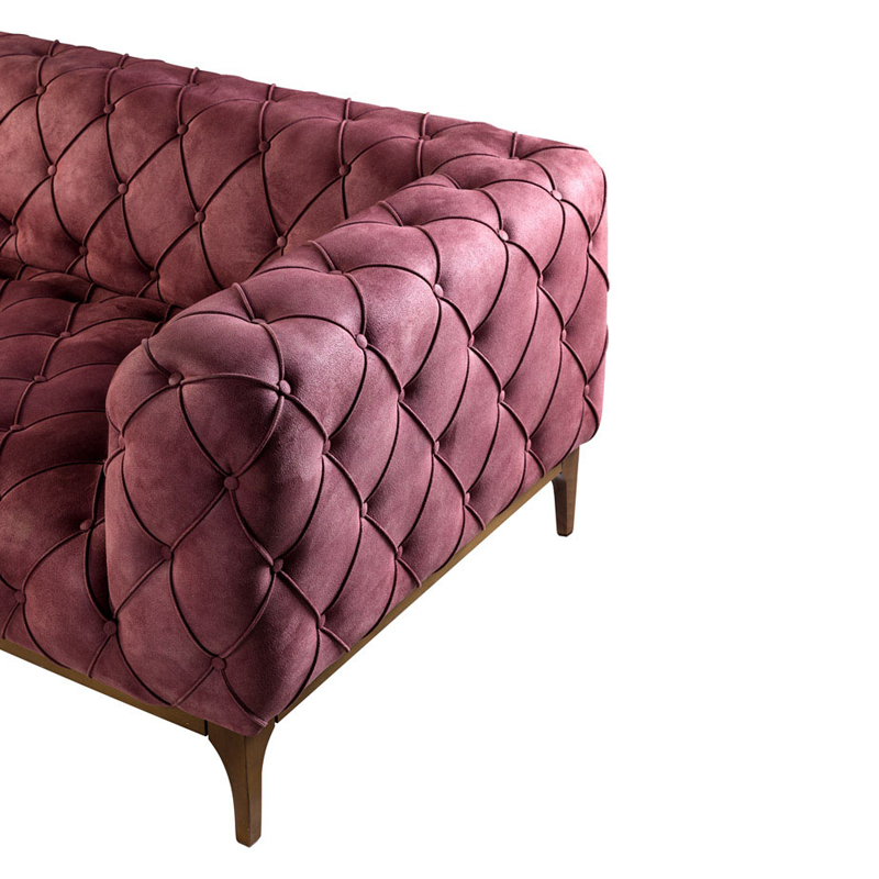 Chesterfield Sofa Nr. 10 als 4-Sitzer mit Rautenheftung, Samtbezug und stilvoller Armlehne im Detail
