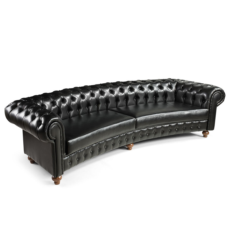 Chesterfield Sofa Nr. 11 – geschwungene Ledercouch als 4‑, 6‑ und 8‑Sitzer - Hantermann - Der Hotelausstatter Chesterfield Sofa Nr. 11, geschwungene schwarze Ledercouch mit umlaufender Chesterfield-Steppung und Holzfüßen, als mehrsitziges Hotelsofa