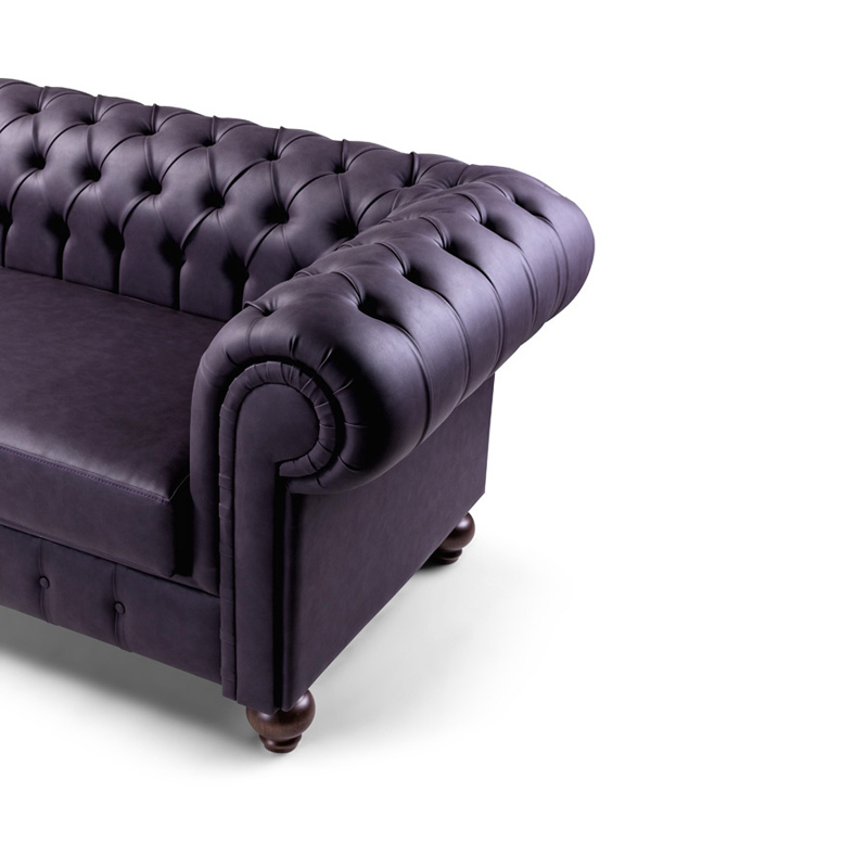 Chesterfield Sofa Nr. 11 – luxuriöses Designersofa mit markanter Knopfheftung für stilvolle Wohn- und Objektbereiche - Hantermann - Der Hotelausstatter Chesterfield Sofa Nr. 11 mit klassischer Knopfheftung, gerollter Armlehne und edlem Bezug für stilvolle Wohnräume