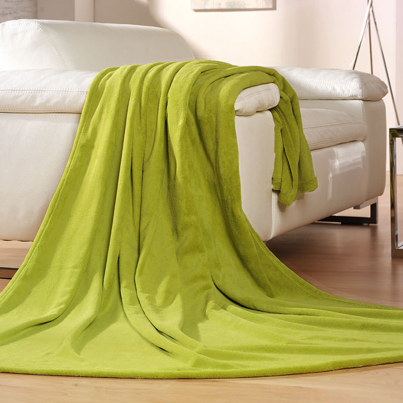 COLORADO Tagesdecke – kuschelige Wohndecke 150 × 200 cm, apfelgrün - Hantermann - Der Hotelausstatter Apfelgrüne COLORADO Tagesdecke als kuschelige Wohndecke 150 × 200 cm, weich über ein weißes Sofa gelegt