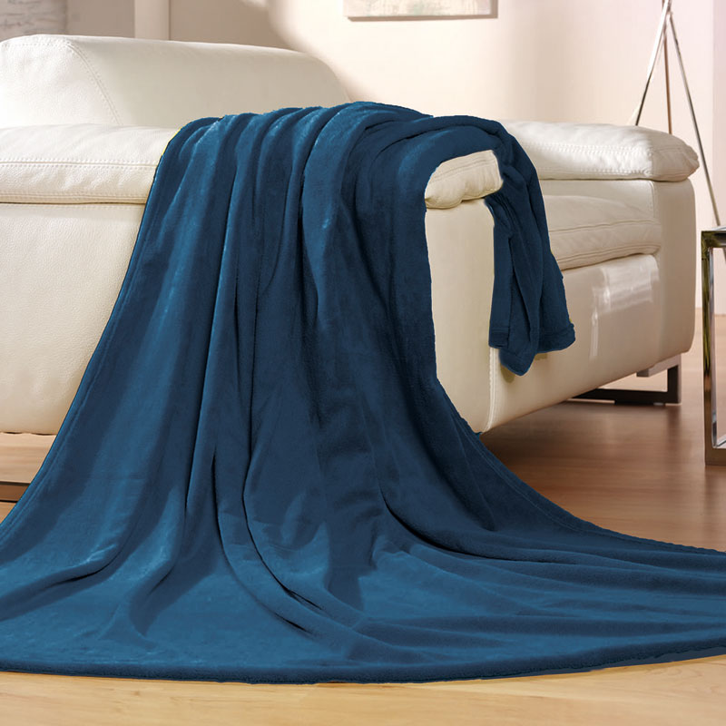 COLORADO Tagesdecke – kuschelige Wohndecke 150 × 200 cm, blau - Hantermann - Der Hotelausstatter Blaue COLORADO Tagesdecke als kuschelige Wohndecke 150 × 200 cm, weich über ein weißes Sofa gelegt