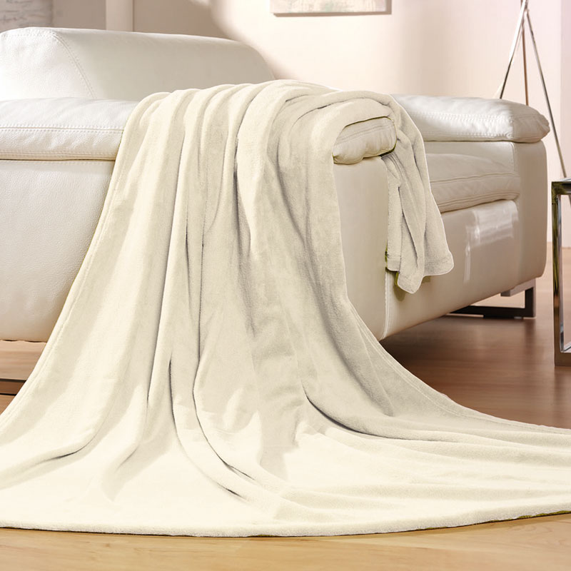 COLORADO Tagesdecke – kuschelige Wohndecke 150 × 200 cm, creme - Hantermann - Der Hotelausstatter COLORADO Tagesdecke in Creme als kuschelige Wohndecke 150 × 200 cm, weich über ein weißes Sofa gelegt