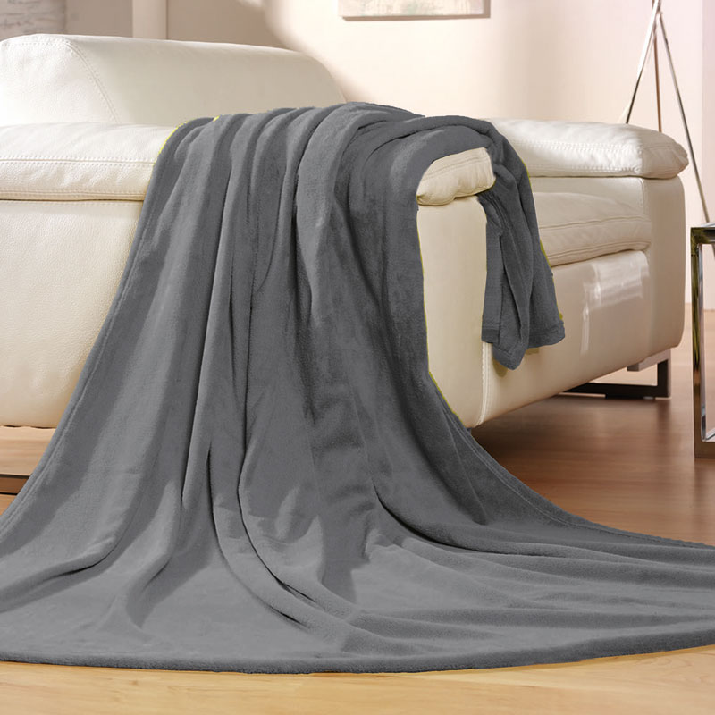 COLORADO Tagesdecke – kuschelige Wohndecke 150 × 200 cm, dunkelgrau - Hantermann - Der Hotelausstatter Dunkelgraue COLORADO Tagesdecke als kuschelige Wohndecke 150 × 200 cm, weich über ein weißes Sofa gelegt