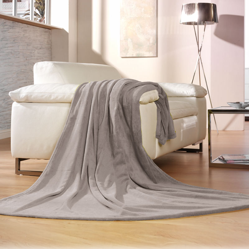 COLORADO Tagesdecke – kuschelige Wohndecke 150 × 200 cm, hellgrau - Hantermann - Der Hotelausstatter Hellgraue COLORADO Tagesdecke als kuschelige Wohndecke 150 × 200 cm, weich über ein weißes Sofa gelegt