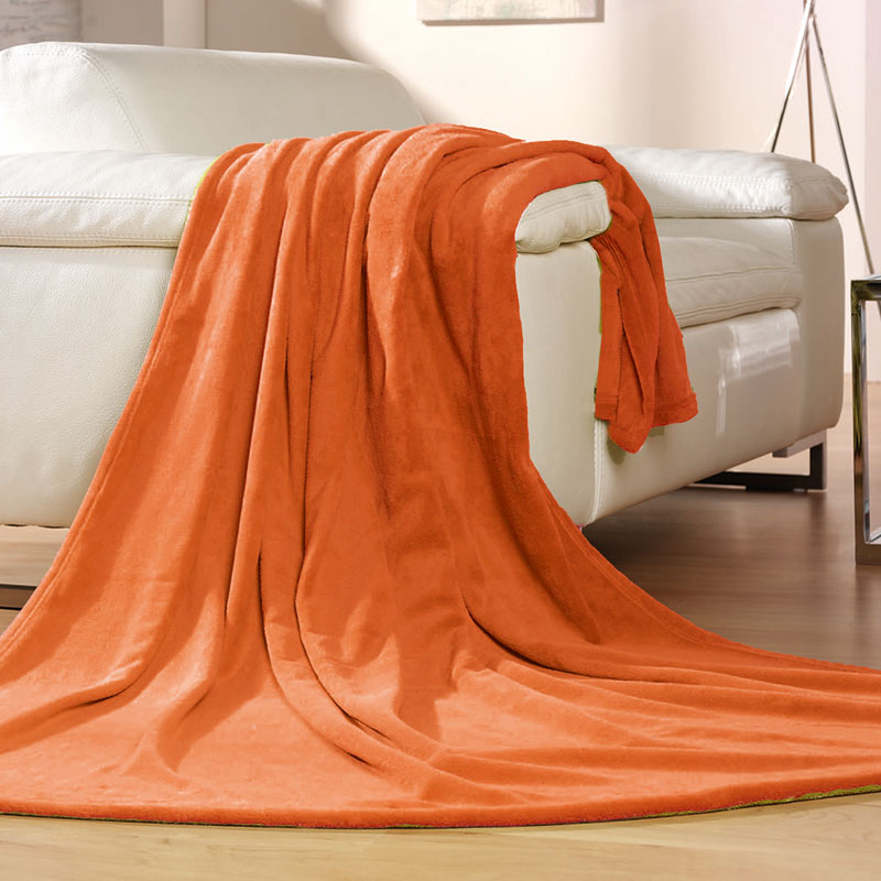 COLORADO Tagesdecke – kuschelige Wohndecke 150 × 200 cm, orange - Hantermann - Der Hotelausstatter Orangefarbene COLORADO Tagesdecke als kuschelige Wohndecke 150 × 200 cm, weich über ein weißes Sofa gelegt