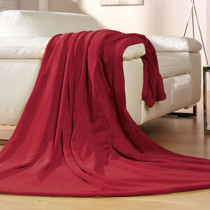 COLORADO Tagesdecke – kuschelige Wohndecke 150 × 200 cm, rot - Hantermann - Der Hotelausstatter Rote COLORADO Tagesdecke als kuschelige Wohndecke 150 × 200 cm, weich über ein weißes Sofa gelegt
