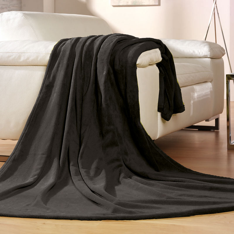 COLORADO Tagesdecke – kuschelige Wohndecke 150 × 200 cm, schwarz - Hantermann - Der Hotelausstatter Schwarze COLORADO Tagesdecke als kuschelige Wohndecke 150 × 200 cm, weich über ein weißes Sofa gelegt
