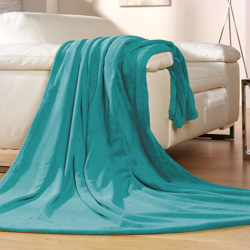 COLORADO Tagesdecke – kuschelige Wohndecke 150 × 200 cm, türkis - Hantermann - Der Hotelausstatter Türkise COLORADO Tagesdecke als kuschelige Wohndecke 150 × 200 cm, weich über ein weißes Sofa gelegt