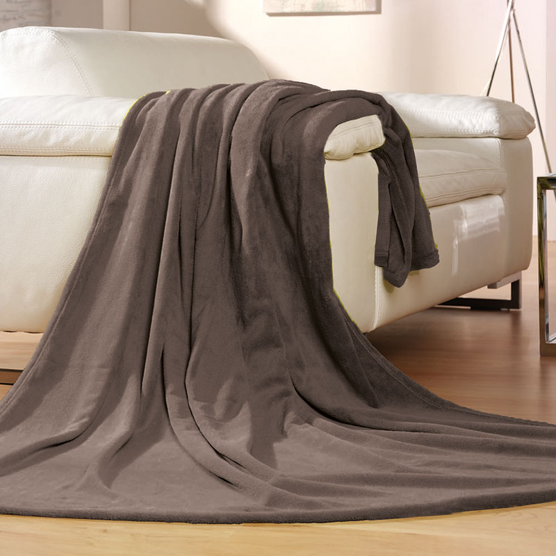 COLORADO Tagesdecke als kuschelige Wohndecke 150 × 200 cm, locker über ein weißes Sofa gelegt