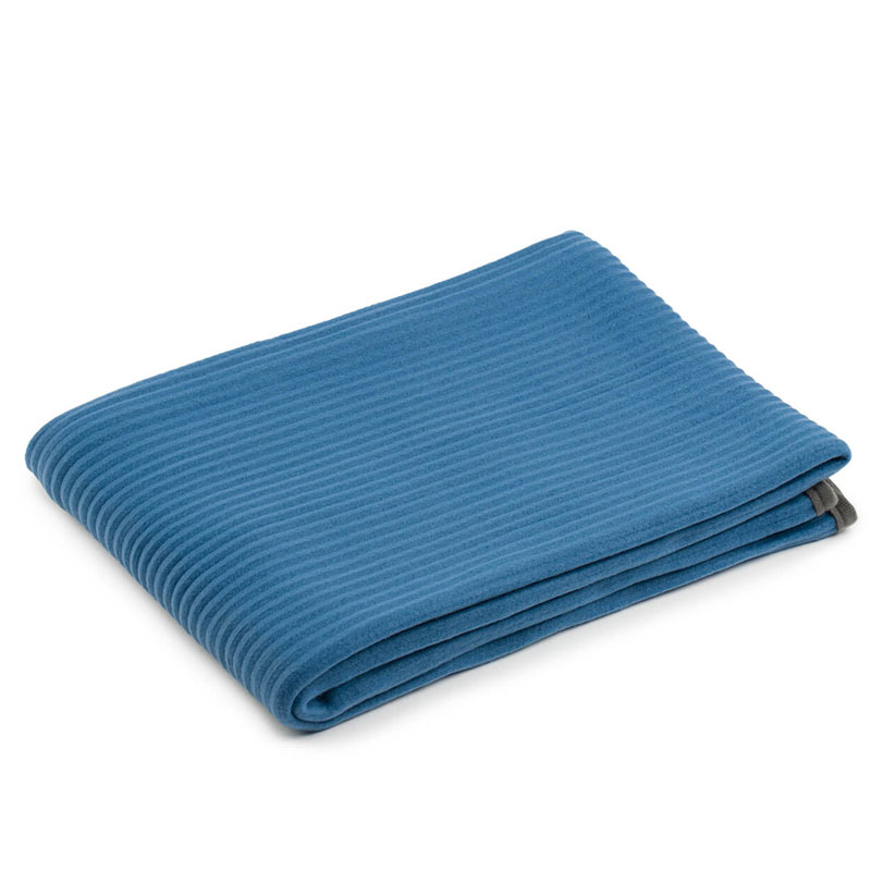 COMO Fleece-Decke – gefaltete Wohndecke in Cordoptik, blau - Hantermann - Der Hotelausstatter Gefaltete blaue COMO Fleece-Wohndecke in Cordoptik, liegend auf weißem Hintergrund
