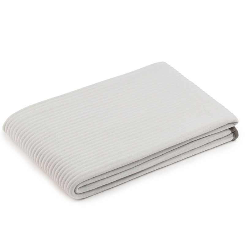 COMO Tagesdecke in silbern (hellem Grau) - Hantermann - Der Hotelausstatter COMO Tagesdecke in silbern (hellem Grau), gefaltete, gerippte Decke für Terrasse in Restaurant, Hotel, Café oder Bistro, ideal als wärmende Outdoor-Decke für Gäste