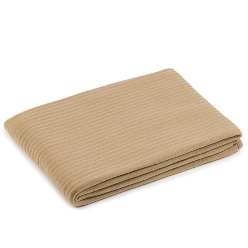 COMO Tagesdecke in Taupe - Hantermann - Der Hotelausstatter COMO Tagesdecke in Taupe, gefaltete, gerippte Decke für Terrasse in Restaurant, Hotel, Café oder Bistro, ideal als wärmende Outdoor-Decke für Gäste