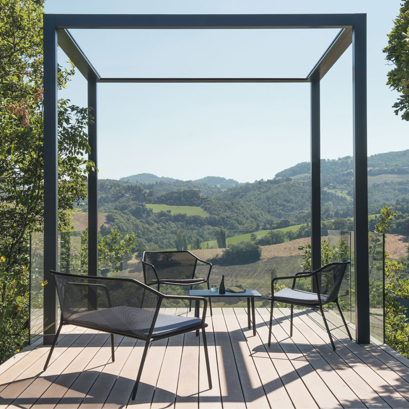 DARWIN 522 by EMU® – Outdoor-Stapelsessel für moderne Terrassen - Hantermann - Der Hotelausstatter DARWIN 522 Outdoor-Stapelsessel von EMU® auf moderner Terrasse mit Blick auf eine grüne Landschaft