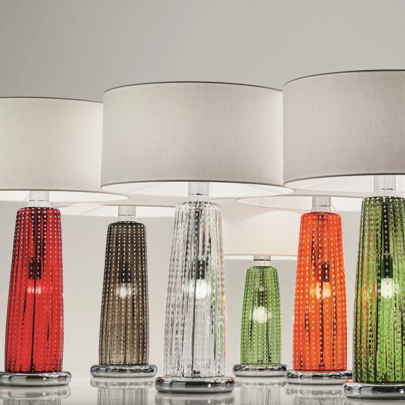 Designer-Tischleuchten aus Muranoglas in verschiedenen Farben - Hantermann - Der Hotelausstatter Dekorative Designer-Tischleuchten mit strukturierten Glaskörpern in Rot, Grau, Transparent, Grün und Orange sowie weißen zylindrischen Stoffschirmen und glänzenden Metallfüßen